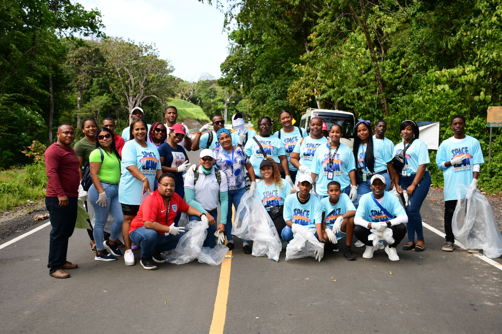 VOLUNTARIOS DE ZLC SE UNIERON A JORNADA DE LIMPIEZA EN LA PLAYA DIABLO